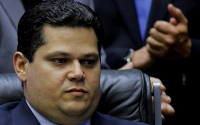 Após pedido de senadores, Alcolumbre adia votação do projeto das fake news