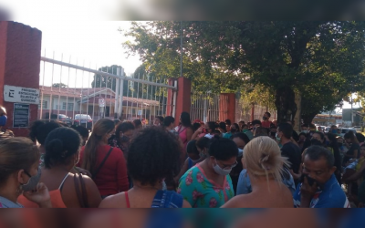 Fake news leva multidão à sede de secretaria para retirar cartão para auxílio social em Manaus
