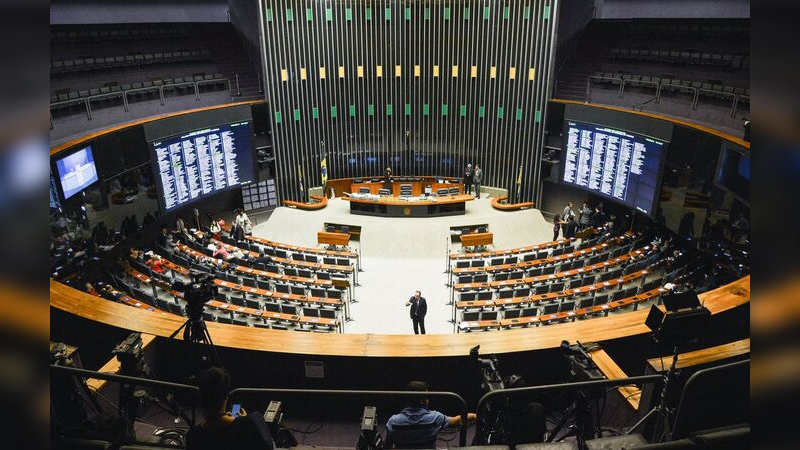Criação de conselho em lei de fake news gera embates sobre sua função