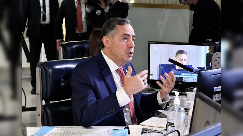 Barroso diz que Judiciário não pode ser protagonista contra fake news e cobra redes sociais
