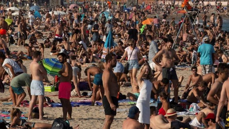 OMS vê com preocupação crescimento da COVID entre jovens na Europa