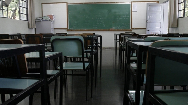 Estados voltam às aulas com casos de covid, briga na Justiça e medo de pais