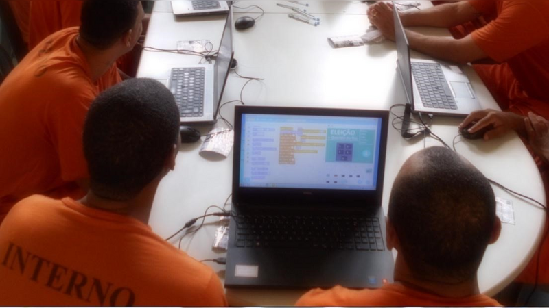 Recompilando o futuro: pensamento computacional e ensino de programação para pessoas presas.