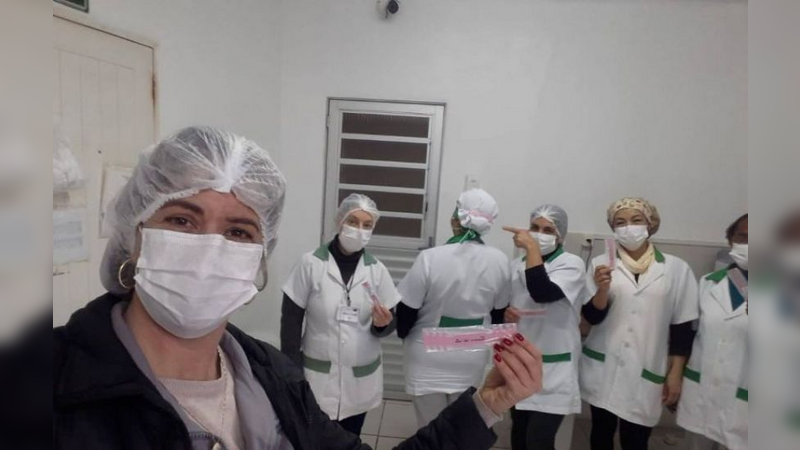 Profissionais da área da saúde recebem extensores para máscaras