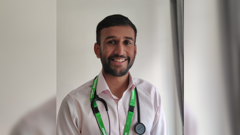 Médico do Reino Unido combate fake news sobre Covid-19 com cartilhas em 40 línguas