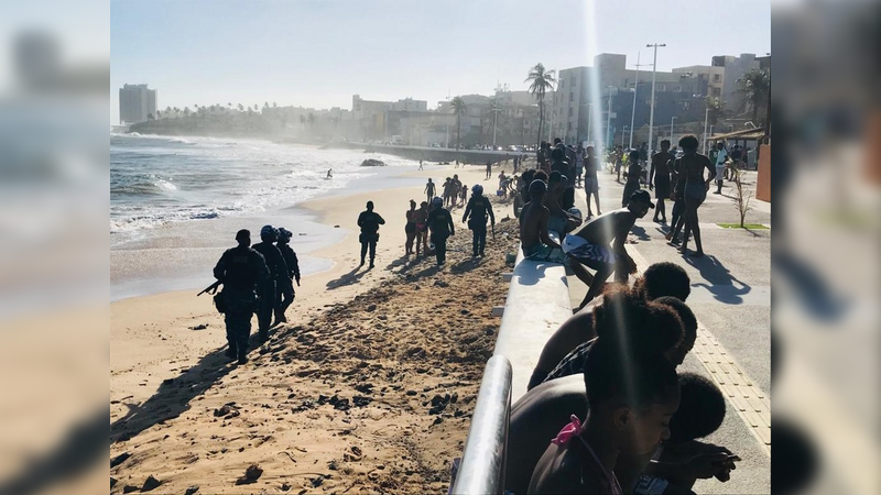 Dezenas de pessoas são retiradas de praia em Salvador durante operação; decreto proíbe acesso