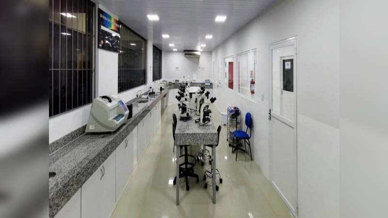 Laboratório na UNE amplia capacidade de testagem em CDE