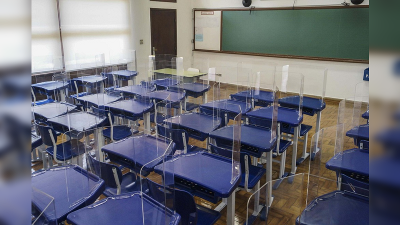 É certo reabrir bares e manter escolas fechadas? Veja debate