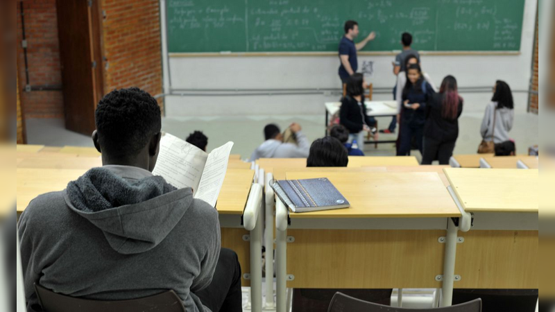 Estudantes com Fies podem suspender pagamentos até o fim da pandemia