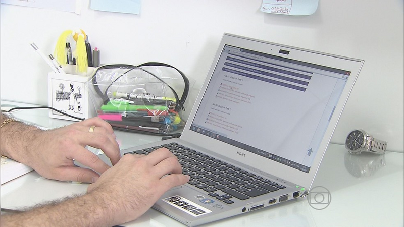 Faculdades particulares de SP lotam salas virtuais e demitem mais de 1.600  professores