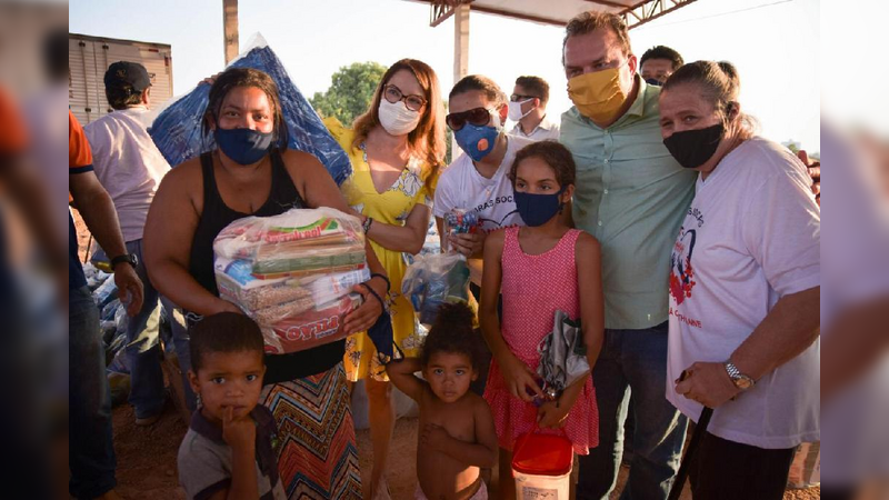Famílias do bairro Três Poderes recebem cestas básicas e cobertores