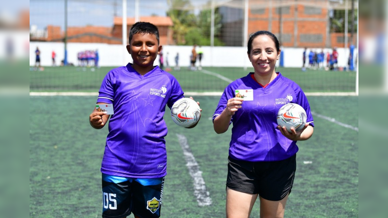 ONG realiza doação de cestas básicas e bolas de futebol a famílias da periferia de Fortaleza