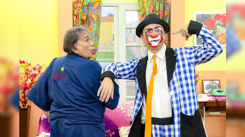 Artistas de circo vendem maçãs do amor e recebem doações para sobreviver à pandemia sem espetáculos
